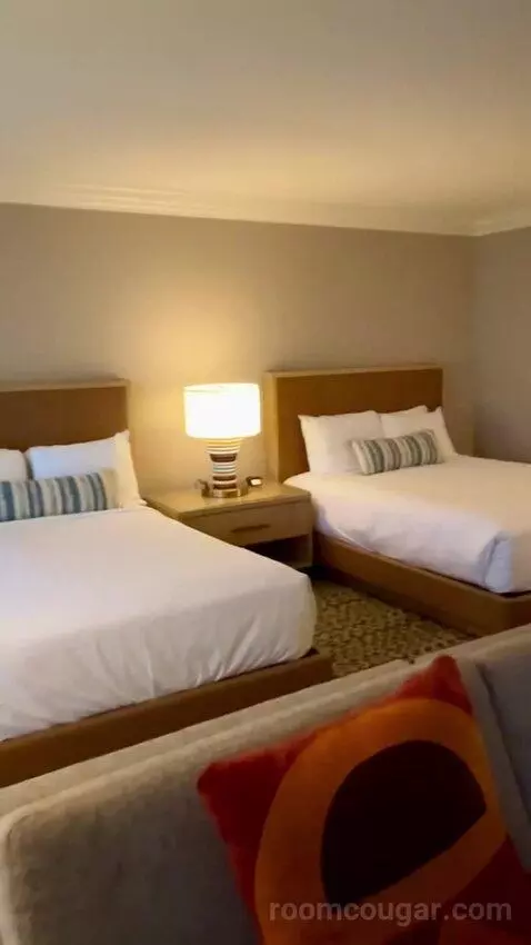 Deluxe Queen Room with Two Queen Beds - High Floor bed picture #4