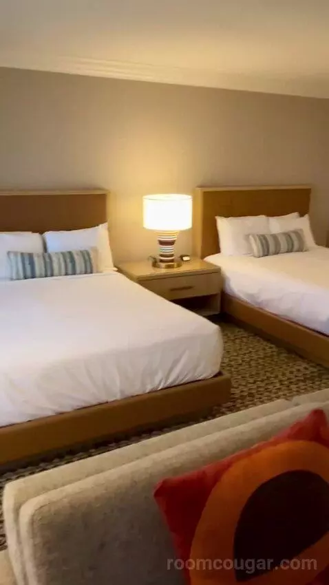 Deluxe Queen Room with Two Queen Beds - High Floor bed picture #5