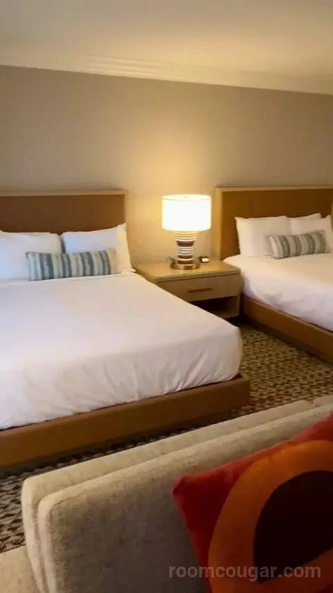 Deluxe Queen Room with Two Queen Beds - High Floor bed picture #6