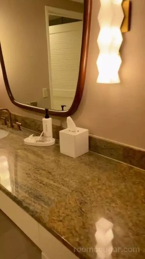 Deluxe Queen Room with Two Queen Beds - High Floor bathroom picture #3