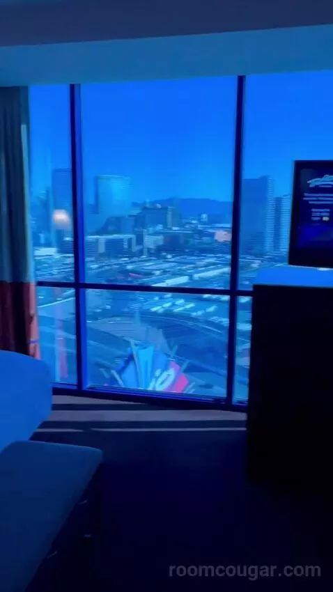 Mascarade Tower Deluxe Queen Room bed picture #1