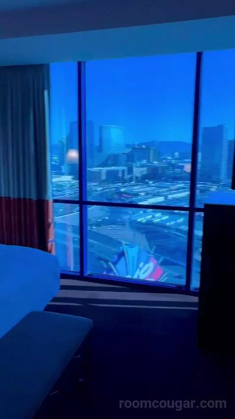 Mascarade Tower Deluxe Queen Room bed picture #2