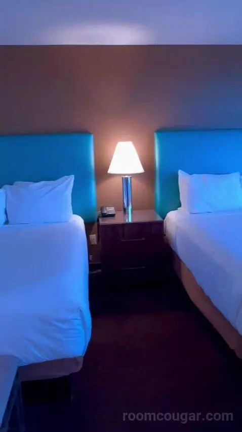 Mascarade Tower Deluxe Queen Room bed picture #3