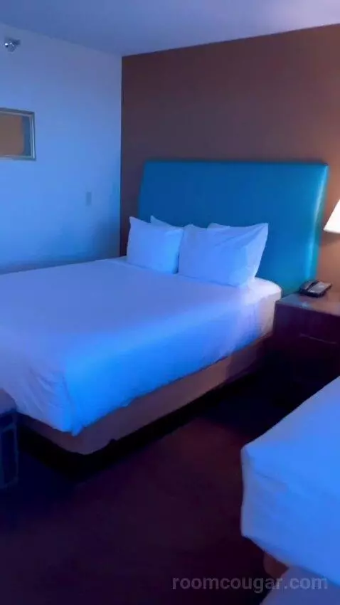 Mascarade Tower Deluxe Queen Room bed picture #5