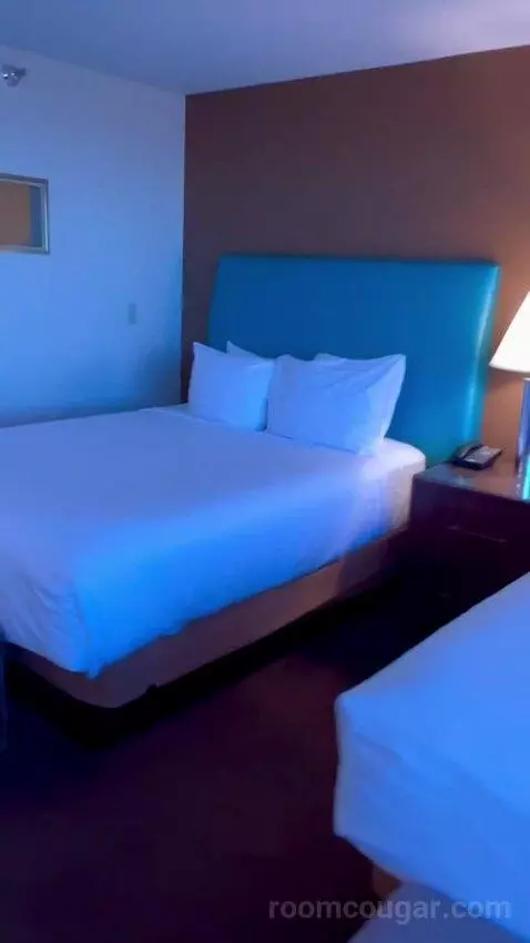 Mascarade Tower Deluxe Queen Room bed picture #6