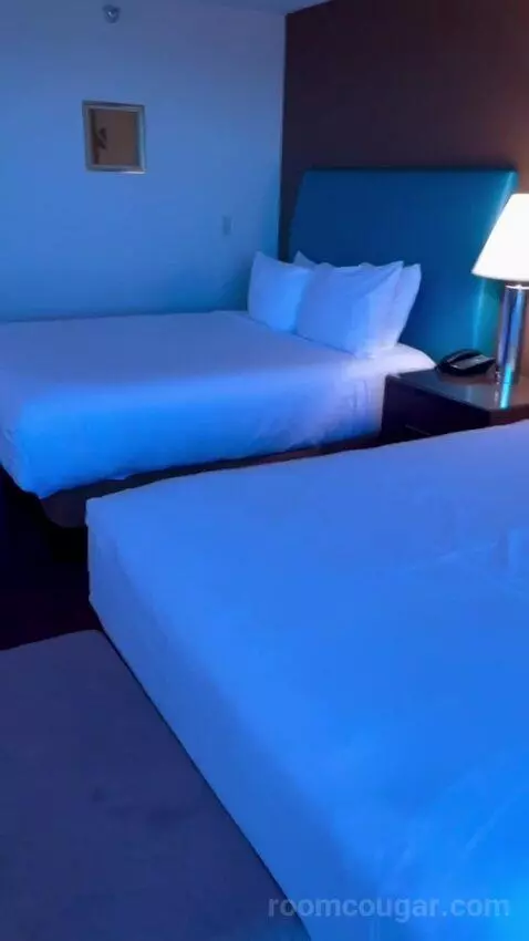 Mascarade Tower Deluxe Queen Room bed picture #9