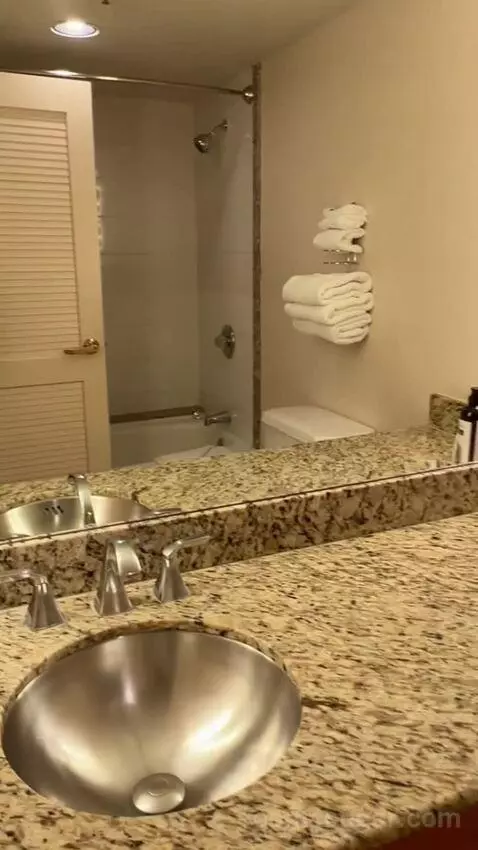 Mascarade Tower Deluxe Queen Room bathroom picture #6