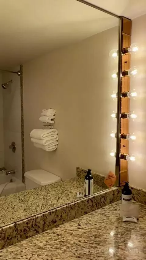 Mascarade Tower Deluxe Queen Room picture #5