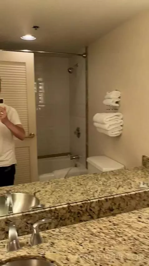 Mascarade Tower Deluxe Queen Room bathroom picture #9