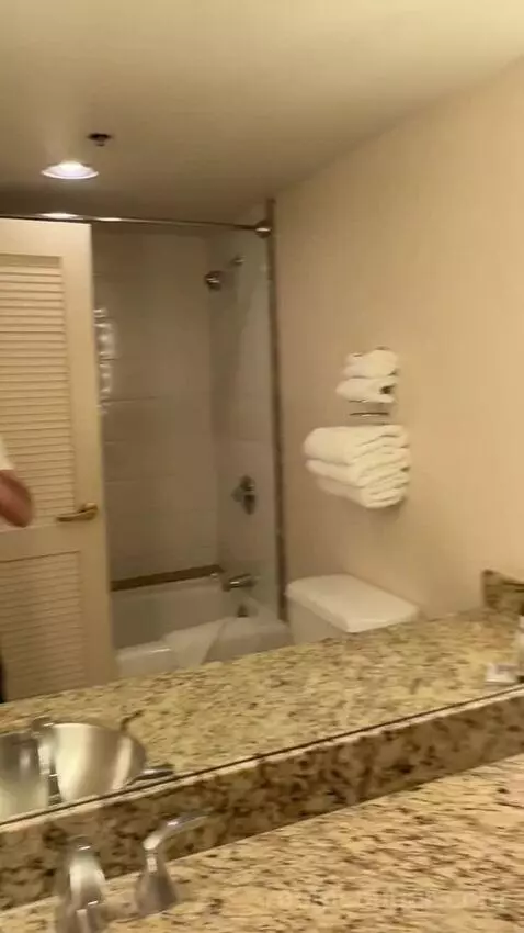 Mascarade Tower Deluxe Queen Room bathroom picture #11