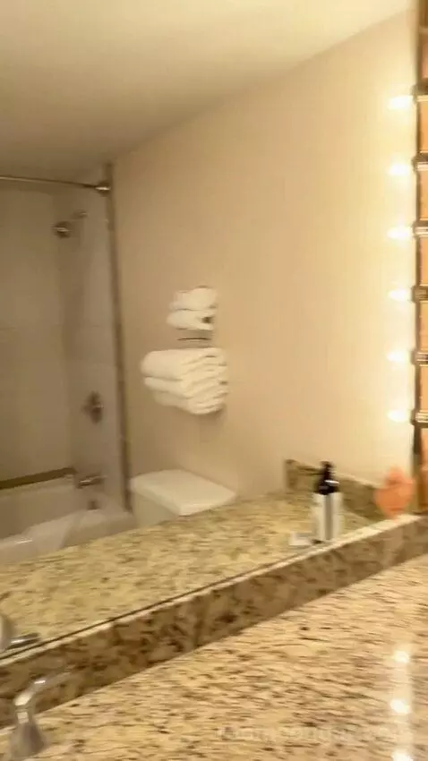 Mascarade Tower Deluxe Queen Room picture #8