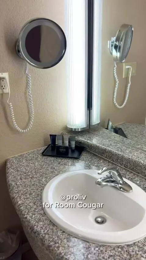 Signature Queen Room (#2212) picture #2