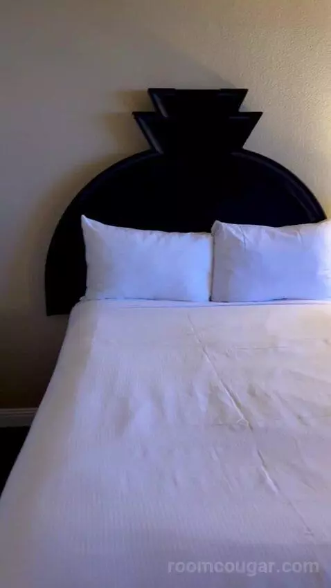 Signature Queen Room (#2212) bed picture #5