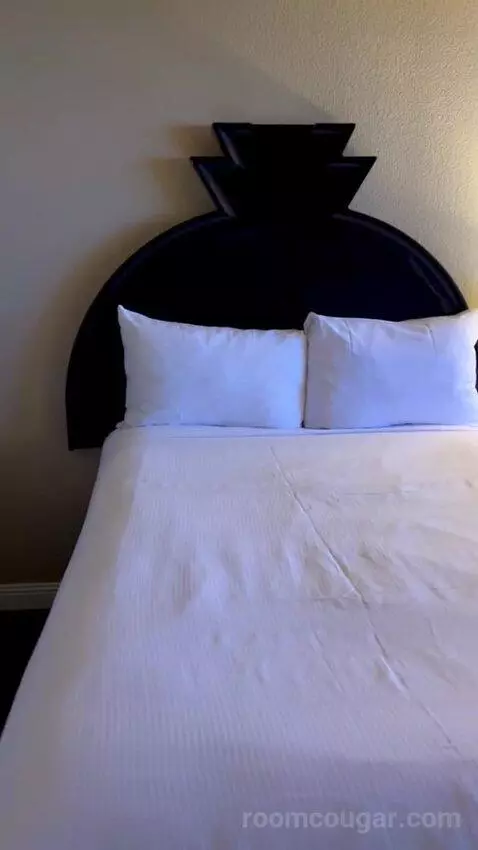 Signature Queen Room (#2212) bed picture #6