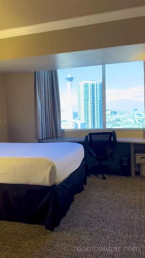 Signature Queen Room (#2212) bed picture #10