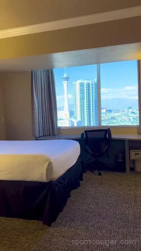 Signature Queen Room (#2212) bed picture #12