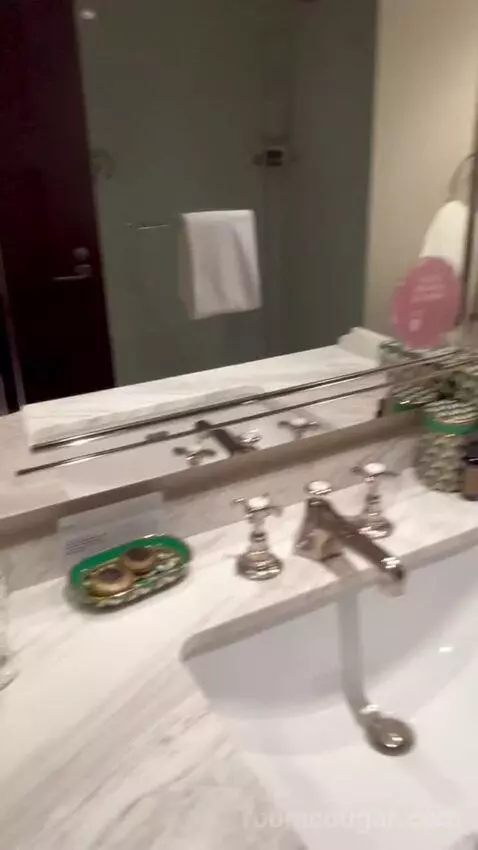 Standard King Room (#2703) bathroom picture #3