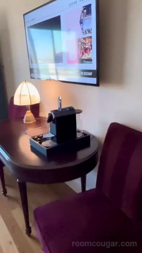 Standard King Room (#2703) picture #3