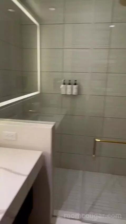 Panoramic View Deluxe - One King Bed (#13128) bathroom picture #9