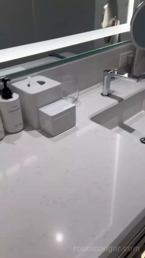 Superior King Room with Strip View (#62168) bathroom picture #5