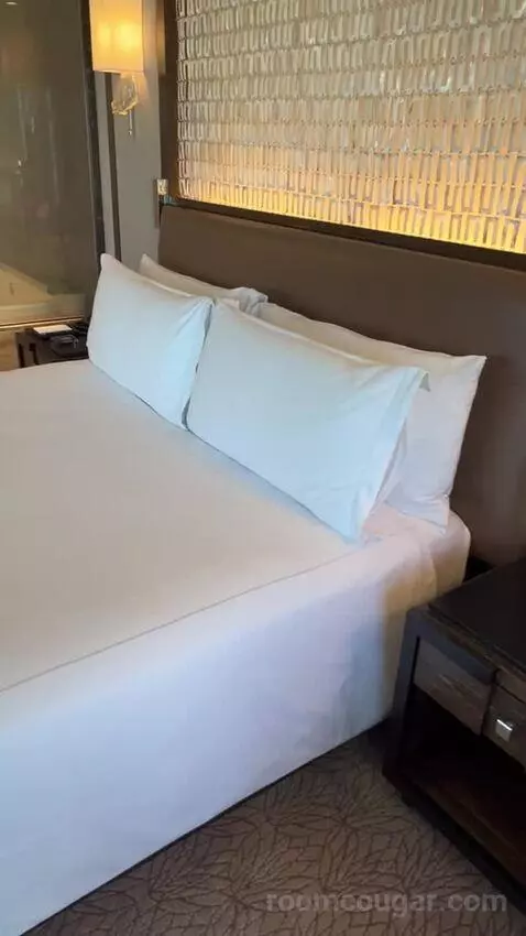 One Bedroom King Suite (#1901) bed picture #5