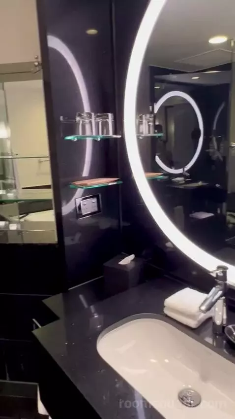 Grand Executive Room with Club Lounge Access - City Side (#608) picture #18