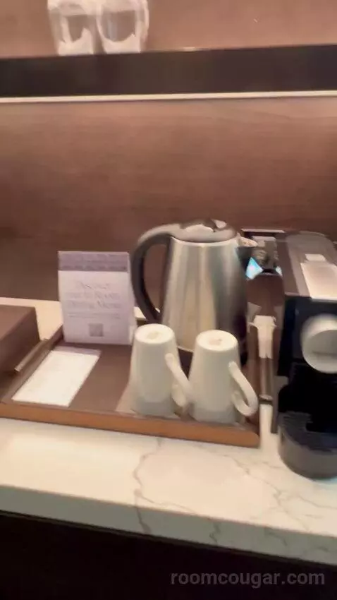 Grand Executive Room with Club Lounge Access - City Side (#608) picture #5