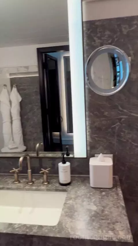 Premier King Room (#1002) picture #21