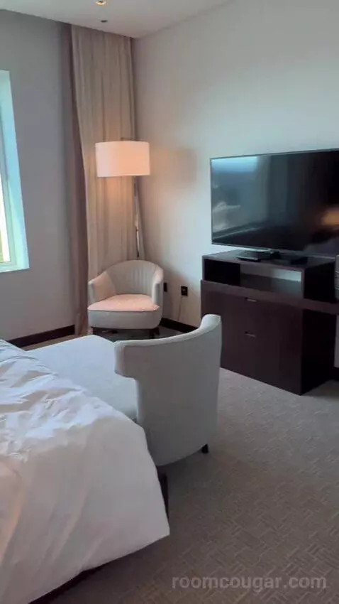 Executive Suite (#578) bed picture #9