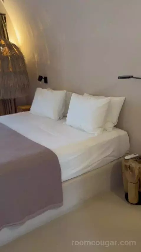 Suite with Sea View bed picture #1