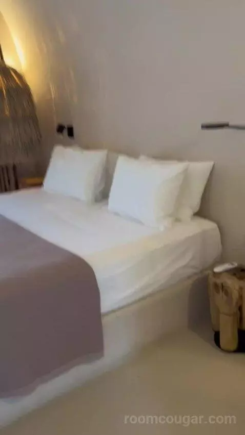 Suite with Sea View bed picture #2