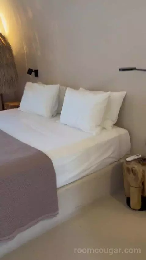 Suite with Sea View bed picture #3