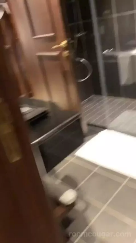 Deluxe Suite bathroom picture #4