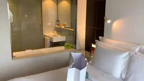 Deluxe Double Room bathroom picture #2