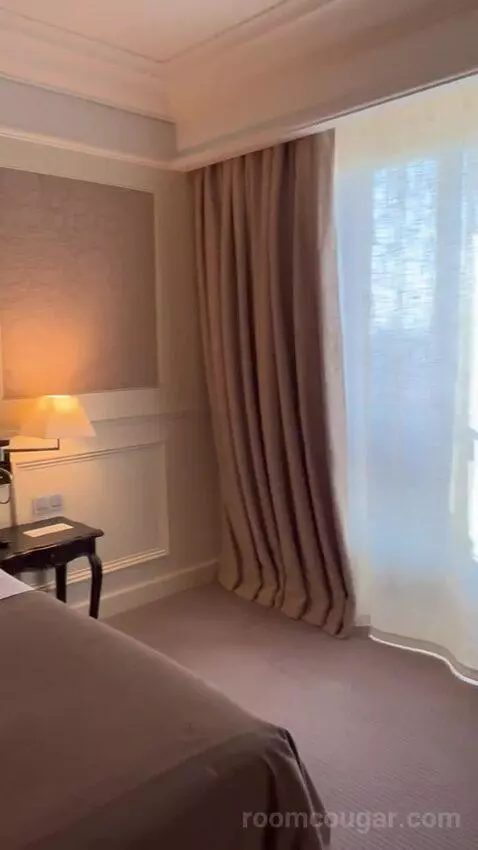 Junior Suite with City View (#702) bed picture #2
