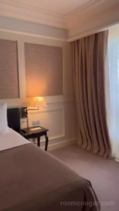 Junior Suite with City View (#702) bed picture #4