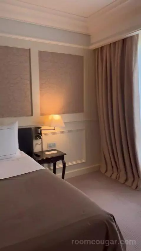 Junior Suite with City View (#702) bed picture #5