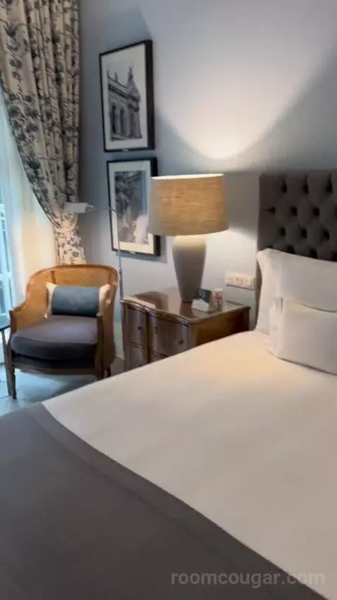 Junior Suite bed picture #4