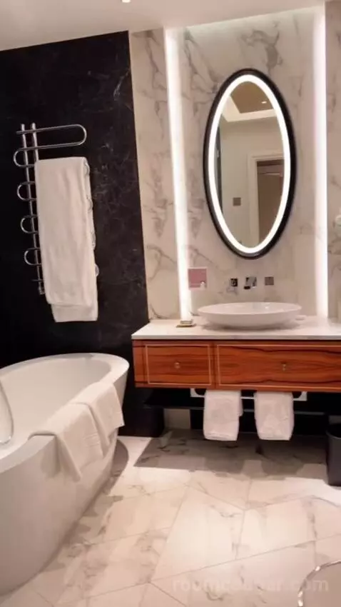 Deluxe Junior Suite (#207) bathroom picture #4