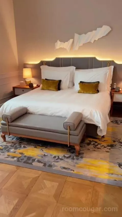 Deluxe Junior Suite (#207) bed picture #10