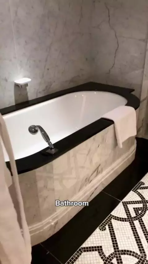 Deluxe Suite Old City View bathroom picture #1