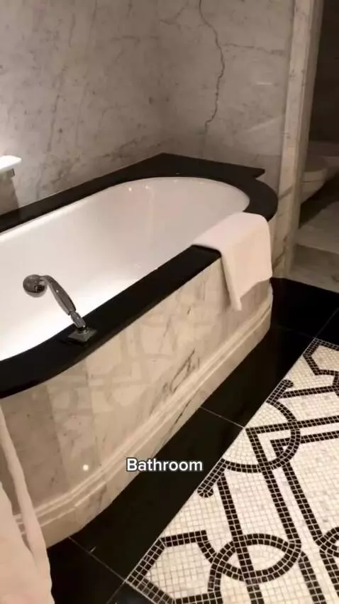 Deluxe Suite Old City View bathroom picture #2