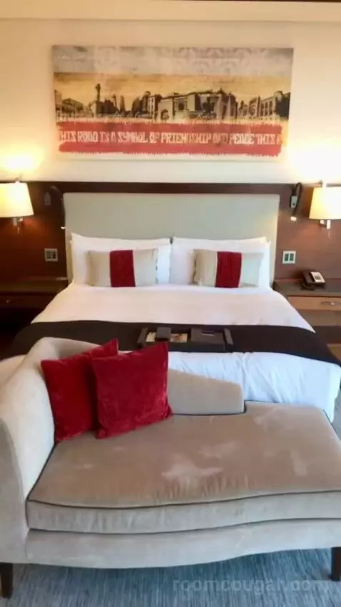 Fairmont Gold Signature Suite City View bed picture #4