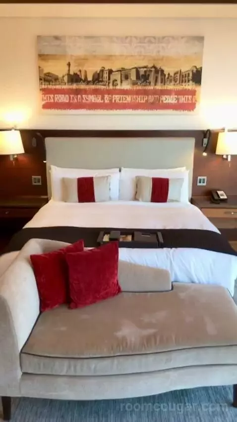 Fairmont Gold Signature Suite City View bed picture #5