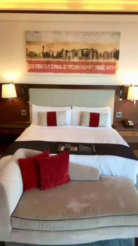 Fairmont Gold Signature Suite City View bed picture #7