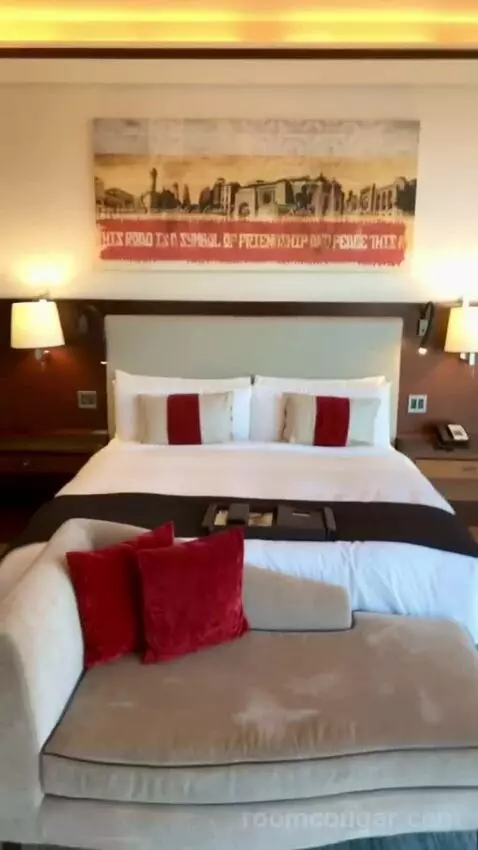 Fairmont Gold Signature Suite City View bed picture #9