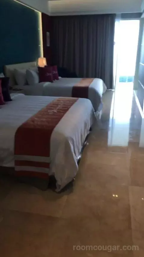 Premium Pool Suite bed picture #1
