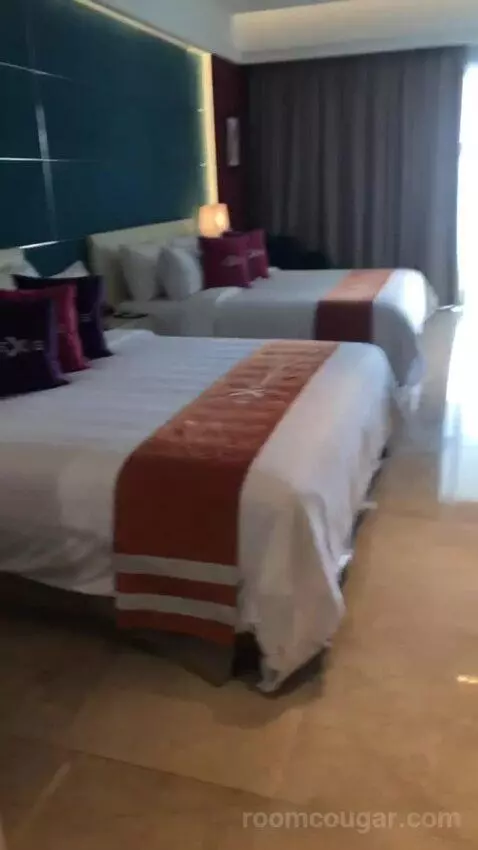 Premium Pool Suite bed picture #4
