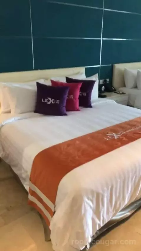 Premium Pool Suite bed picture #5