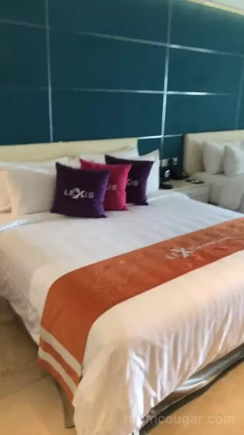 Premium Pool Suite bed picture #8